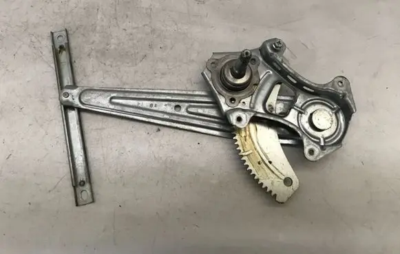 Rear door manual window regulator