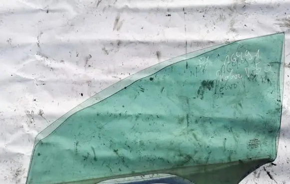 Volvo V50 Front door window glass four-door