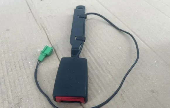 Skoda Fabia Mk2 (5J) Front seatbelt buckle 5J0858472B 33058967