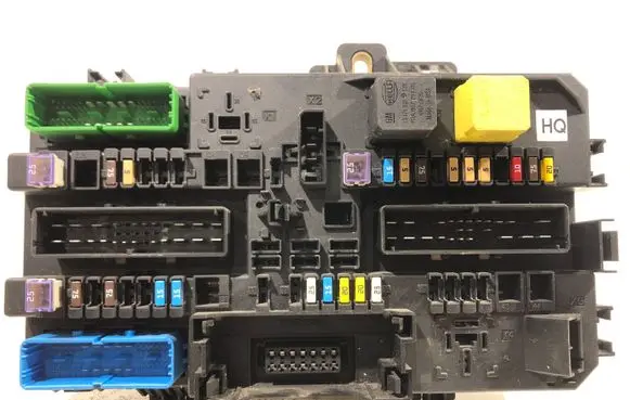 Opel Zafira B Fuse module 13220831 5DK00866953