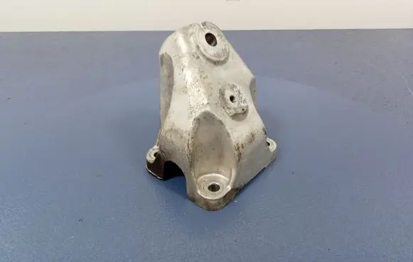 Engine mount vacuum valve