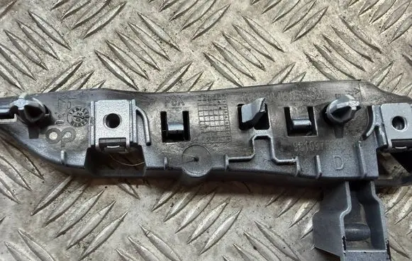 Peugeot 3008 II Front bumper mounting bracket 9810975380