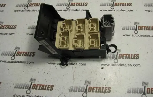 Toyota Corolla Verso AR10 Fuse module 8273405020