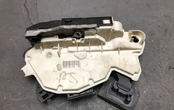 Seat Alhambra (Mk2) Front door lock 5K2837016B