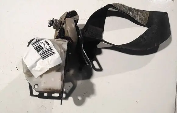 Mitsubishi Grandis Rear seatbelt