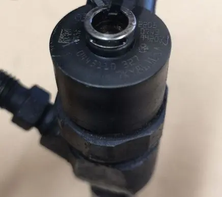 Opel Insignia A Fuel injector 0445110327