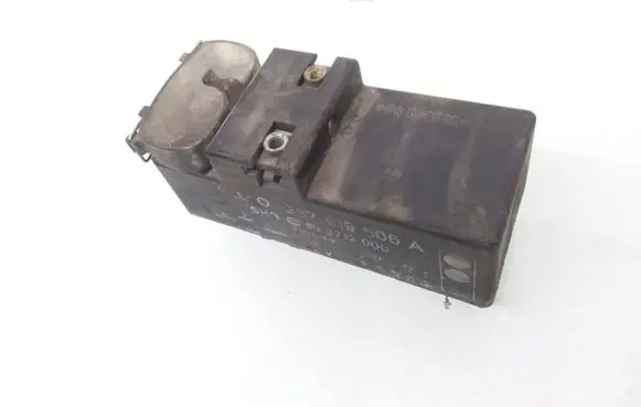 Volkswagen PASSAT B4 Coolant fan relay 357919506A 898719000