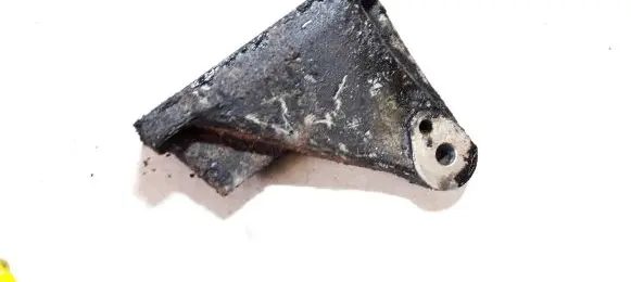 Lexus IS 200-300 Engine mounting bracket