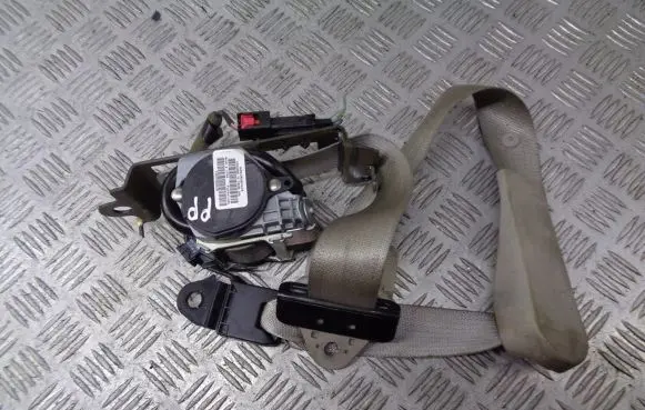 Chrysler Pacifica Front seatbelt