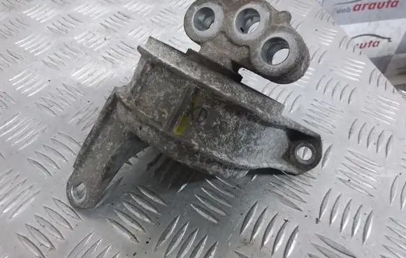 Opel Zafira B Engine mount bracket 13125637