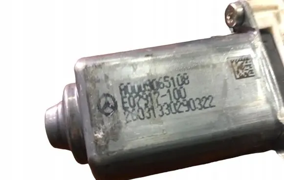 Mercedes-Benz GLA H247 Front door window regulator motor 0009065108