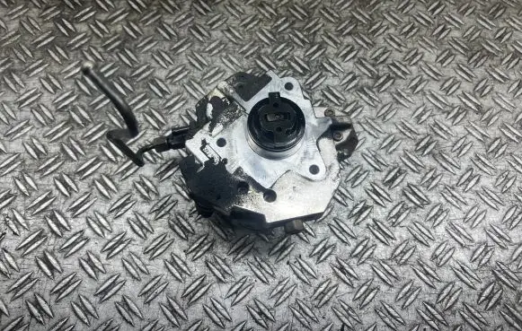 Volvo V70 Fuel injection high pressure pump 8689590