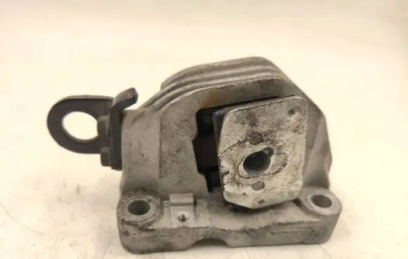 Engine mount bracket