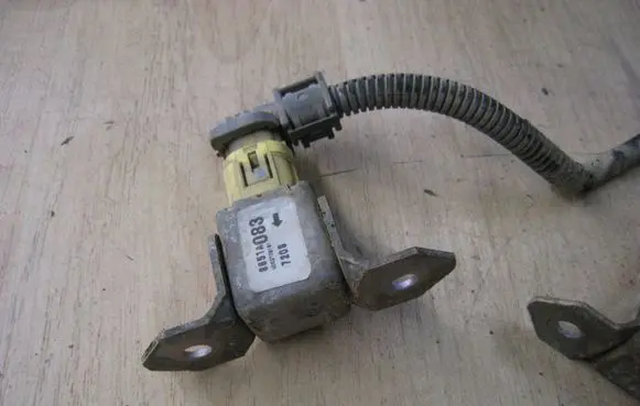 Mitsubishi L200 Airbag deployment crash/impact sensor 8851A083