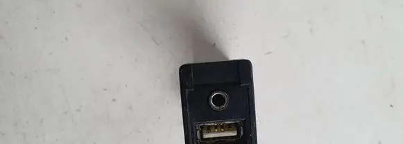 Toyota Auris E180 USB socket connector 