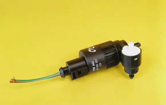 Skoda Octavia Mk1 (1U) Windscreen/windshield washer pump 1J6955651