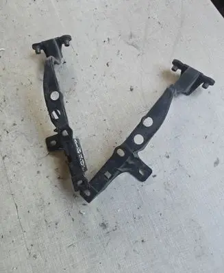 Volkswagen Touareg I Headlight/headlamp mounting bracket 7L0805733