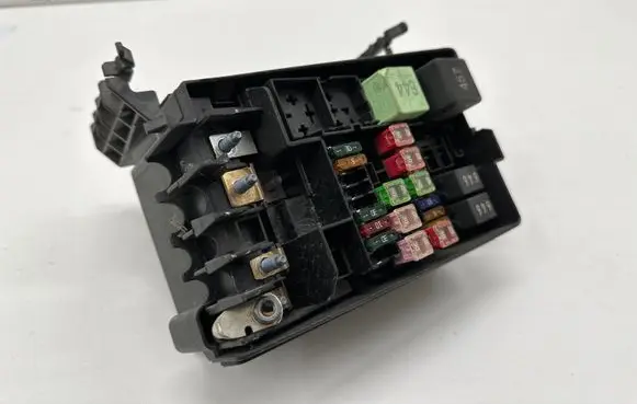 Volkswagen Jetta VI Fuse module