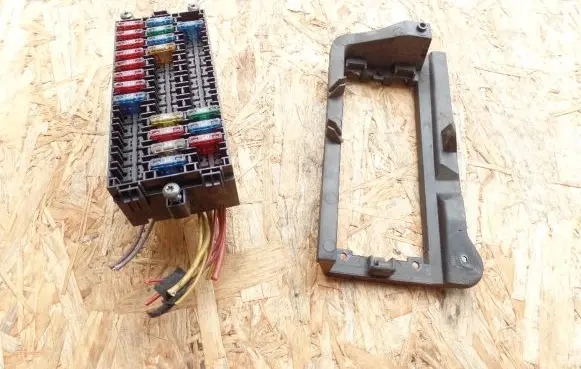 Renault Trafic II (X83) Fuse module 1810916000