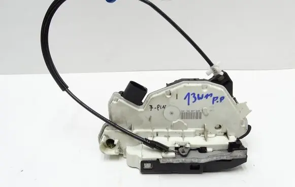 Volkswagen Scirocco Front door lock 5N2837016E