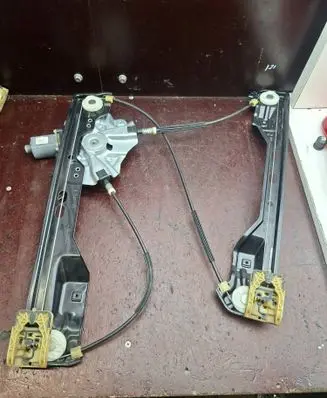 Opel Zafira C Front door window regulator with motor 915367104 LH201331