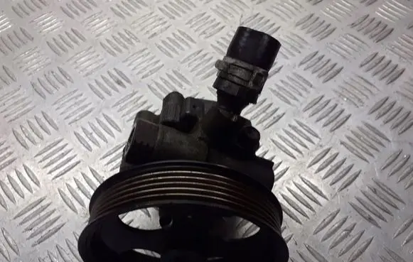 Opel Insignia A Power steering pump 13273784