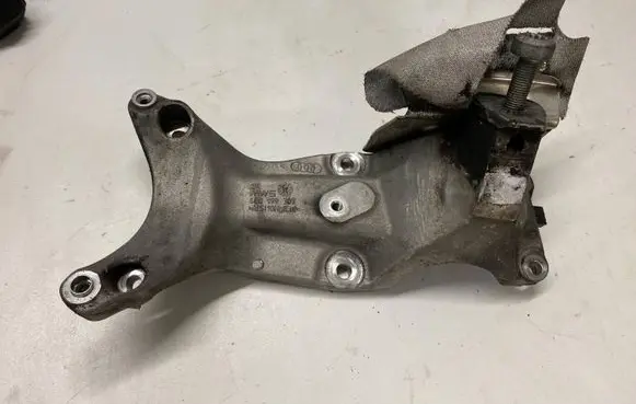 Audi A6 C7 Engine mounting bracket 4g0199307