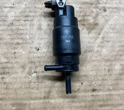 BMW 5 E39 Windscreen/windshield washer pump 1391358