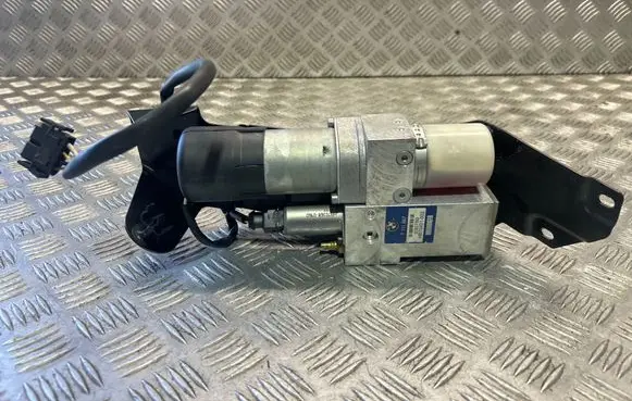 BMW 5 E60 E61 Tailgate hydraulic pump motor 7111867