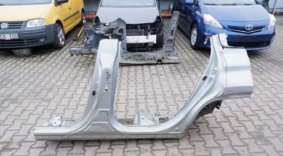 Toyota Highlander XU70 Rear sill (body part) 