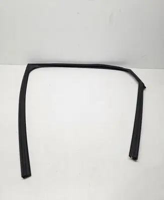 Nissan Qashqai J12 Rubber seal rear door window/glass 823306UA0C