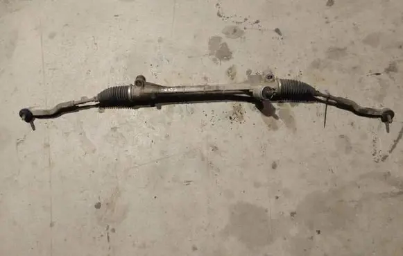 Toyota Avensis T270 Steering rack PB000380