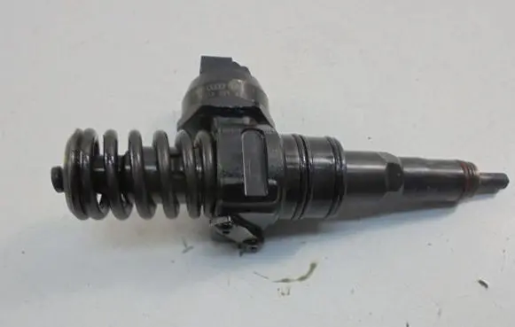Volkswagen PASSAT B5.5 Fuel injector 038130073AL