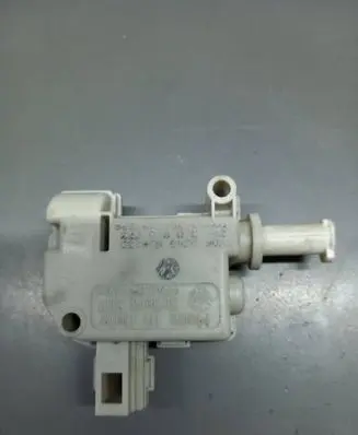 Volkswagen PASSAT B5 Fuel tank opening switch 910773