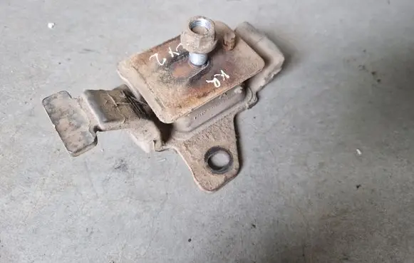 Engine mount bracket