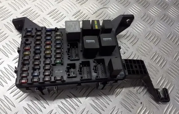 Ford Mondeo Mk III Fuse box cover 4S7T-14A073-AA