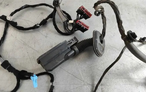 Jaguar XE Rear door wiring loom T4N8917