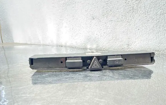 Opel Astra H Hazard light switch 13100105