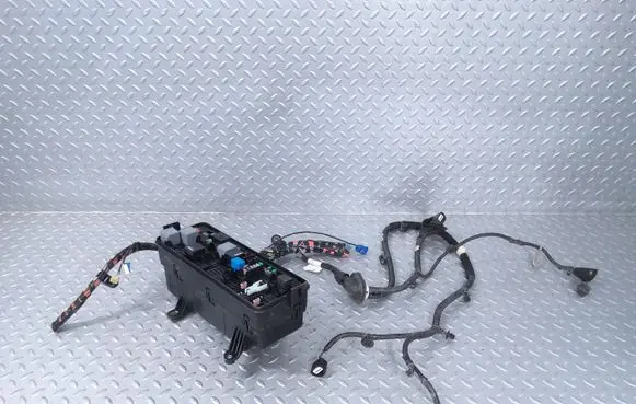 Land Rover Defender Fuse module L8B214N030AC L8B214K016CA LR133592