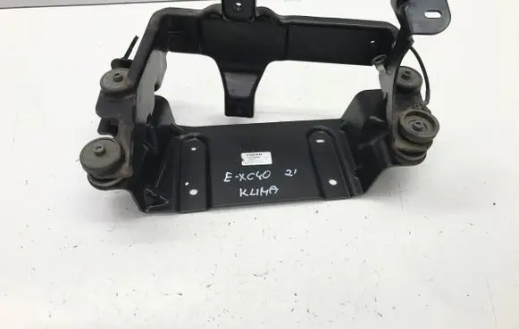 Volvo XC40 A/C compressor mount bracket 32275530