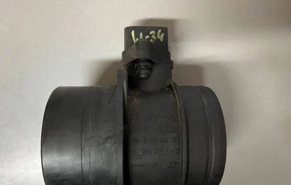 Volkswagen Touran I Mass air flow meter 074906461B 0281002461