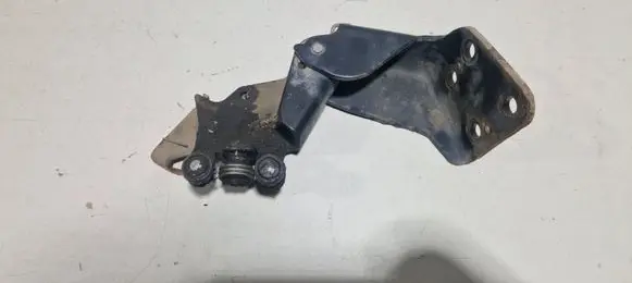 Peugeot 1007 Front door lower hinge