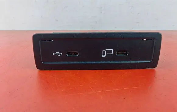 Mercedes-Benz GLE W167 USB socket connector A1678201302
