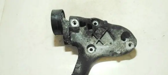 Engine mounting bracket