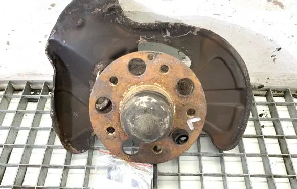 Mercedes-Benz C AMG W203 Front wheel hub spindle knuckle