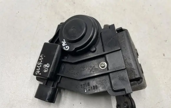 Toyota Auris 150 Loading door lock 11718