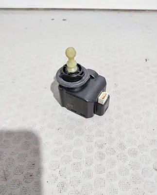 Headlight level adjustment motor