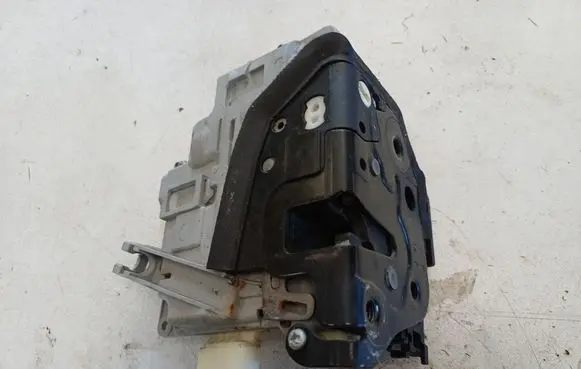 Volkswagen PASSAT B6 Front door lock 3C1837016A