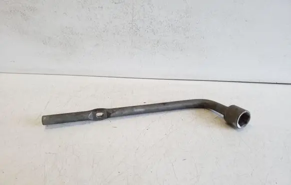 Suzuki Grand Vitara II Wheel nut wrench 