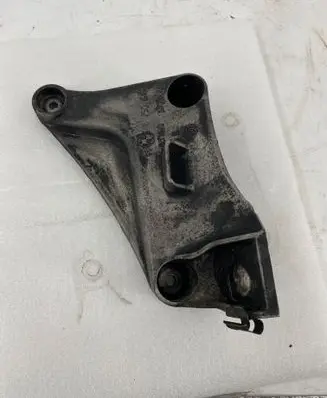 Engine mounting bracket